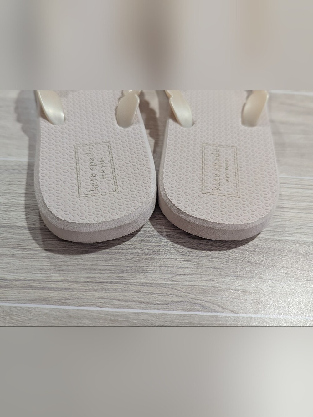 Kate Spade Cream Ivory Nova Scallop Bow Flip Flops Sz 8 *NWOT - Picture 8 of 11